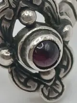 Zilverkleurige ring met rood steentje en bloemmotief – foto 4 – kavel bij De Kringwinkel, Diest