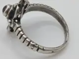 Zilverkleurige ring met rood steentje en bloemmotief – foto 5 – kavel bij De Kringwinkel, Diest