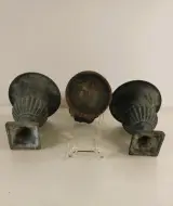 Set van drie metalen sierbloempotten of cachepots in klassieke stijl – foto 3 – kavel bij De Kringwinkel, Turnhout