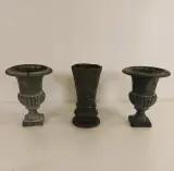 Set van drie metalen sierbloempotten of cachepots in klassieke stijl – foto 5 – kavel bij De Kringwinkel, Turnhout