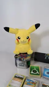 Grote Pokémon-verzameling met kaarten, Pikachu en accessoires – foto 5 – kavel bij De Kringwinkel, Turnhout