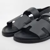Paar sandalen, maat 45, Hermès, FR231695ZH 45 2211 – foto 2 – kavel bij Domeinen Roerende Zaken, Groningen
