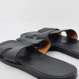 Paar slippers, maat 45, Hermès, AF041141ZH2101 – foto 8 – kavel bij Domeinen Roerende Zaken, Groningen
