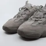 Paar sneakers, maat 44 2/3, Adidas Yeezy, GX3607 – foto 2 – kavel bij Domeinen Roerende Zaken, Groningen