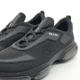 Paar sneakers, maat 10, Prada, 2EG 253 – foto 3 – kavel bij Domeinen Roerende Zaken, Groningen