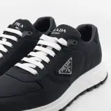 Paar sneakers, maat 11, Prada, 2EE369 – foto 3 – kavel bij Domeinen Roerende Zaken, Groningen