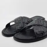 Paar slippers, maat 45, Versace – foto 2 – kavel bij Domeinen Roerende Zaken, Groningen