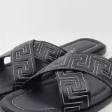 Paar slippers, maat 45, Versace – foto 3 – kavel bij Domeinen Roerende Zaken, Groningen