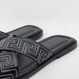 Paar slippers, maat 45, Versace – foto 4 – kavel bij Domeinen Roerende Zaken, Groningen