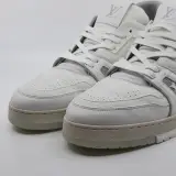 Paar sneakers, maat 10, Louis Vuitton, FD 0212 – foto 2 – kavel bij Domeinen Roerende Zaken, Groningen