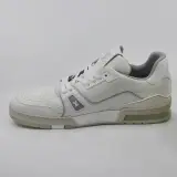 Paar sneakers, maat 10, Louis Vuitton, FD 0212 – foto 6 – kavel bij Domeinen Roerende Zaken, Groningen