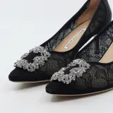 Paar hakken, maat 37, Manolo Blahnik – foto 2 – kavel bij Domeinen Roerende Zaken, Groningen