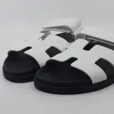 Paar sandalen, Hermès, R011222100Z 385 2411 – foto 2 – kavel bij Domeinen Roerende Zaken, Groningen