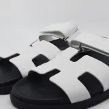 Paar sandalen, Hermès, R011222100Z 385 2411 – foto 3 – kavel bij Domeinen Roerende Zaken, Groningen