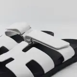 Paar sandalen, Hermès, R011222100Z 385 2411 – foto 4 – kavel bij Domeinen Roerende Zaken, Groningen