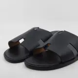 Paar slippers, maat 43, Hermès, AF7041141ZH2501 – foto 2 – kavel bij Domeinen Roerende Zaken, Groningen