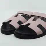 Paar sandalen, maat 40, Hermès, FR1 222299Z 40 2409 – foto 2 – kavel bij Domeinen Roerende Zaken, Groningen