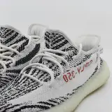 Paar sneakers, maat 43 1/3, Adidas Yeezy, CP9654 – foto 3 – kavel bij Domeinen Roerende Zaken, Groningen