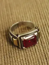 Franse .800 zilveren ring met robijn en 18-karaats vergulding – foto 3 – kavel bij De Kringwinkel, Antwerpen