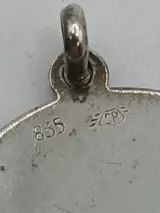 Zilveren hanger met afbeelding van een ram – foto 3 – kavel bij De Kringwinkel, Diest