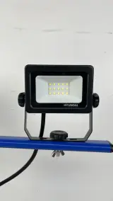 Werklamp Hyundai LED op statief dubbele bouwlamp met T-bar – foto 2 – kavel bij De Kringwinkel, Waardamme