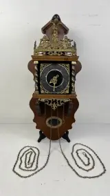 Zaanse wandklok Warmink Wuba mechanisch met Atlasfiguur en ruiterslinger – kavel bij De Kringwinkel, Waardamme