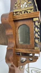 Zaanse wandklok Warmink Wuba mechanisch met Atlasfiguur en ruiterslinger – foto 8 – kavel bij De Kringwinkel, Waardamme