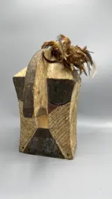 Tribaal masker Afrikaans hout geometrisch met verentooi – kavel bij De Kringwinkel, Waardamme