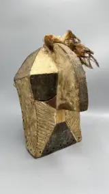 Tribaal masker Afrikaans hout geometrisch met verentooi – foto 2 – kavel bij De Kringwinkel, Waardamme