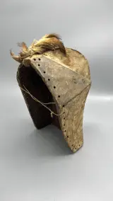 Tribaal masker Afrikaans hout geometrisch met verentooi – foto 4 – kavel bij De Kringwinkel, Waardamme