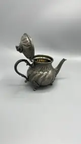 Tinnen koffie- en theeservies neorococo 3-delig met cannelures – foto 2 – kavel bij De Kringwinkel, Waardamme