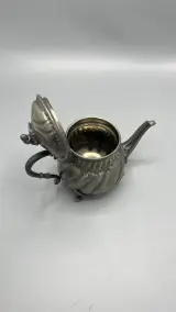 Tinnen koffie- en theeservies neorococo 3-delig met cannelures – foto 5 – kavel bij De Kringwinkel, Waardamme