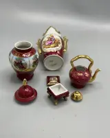 Miniatuur porselein Limoges France Fragonard verzamelset bordeaux en goud – foto 12 – kavel bij De Kringwinkel, Waardamme