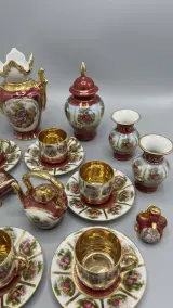 Miniatuur porselein Limoges France Fragonard verzamelset bordeaux en goud – foto 3 – kavel bij De Kringwinkel, Waardamme