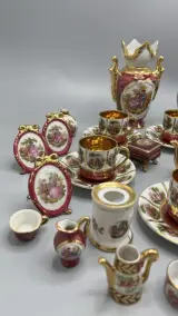 Miniatuur porselein Limoges France Fragonard verzamelset bordeaux en goud – foto 4 – kavel bij De Kringwinkel, Waardamme