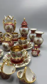 Miniatuur porselein Limoges France Fragonard verzamelset bordeaux en goud – foto 6 – kavel bij De Kringwinkel, Waardamme