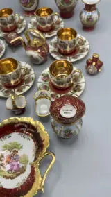 Miniatuur porselein Limoges France Fragonard verzamelset bordeaux en goud – foto 9 – kavel bij De Kringwinkel, Waardamme