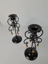 2 metalen kandelaren met oranje sierhangers – foto 2 – kavel bij De Kringwinkel, Oostkamp