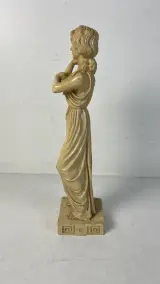 Standbeeld L. Toni Griekse godin vintage sculptuur in albastcomposiet met meanderbasis – foto 2 – kavel bij De Kringwinkel, Waardamme
