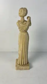 Standbeeld L. Toni Griekse godin vintage sculptuur in albastcomposiet met meanderbasis – foto 3 – kavel bij De Kringwinkel, Waardamme