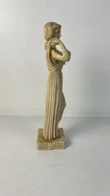 Standbeeld L. Toni Griekse godin vintage sculptuur in albastcomposiet met meanderbasis – foto 4 – kavel bij De Kringwinkel, Waardamme