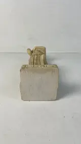Standbeeld L. Toni Griekse godin vintage sculptuur in albastcomposiet met meanderbasis – foto 5 – kavel bij De Kringwinkel, Waardamme