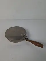 Antieke Verzilverde/Metalen Tafel-Kruimelvanger ("Silent Butler") met Gegraveerd Familiewapen – kavel bij De Kringwinkel, Waardamme