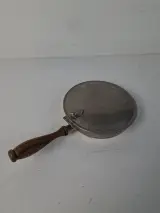 Antieke Verzilverde/Metalen Tafel-Kruimelvanger ("Silent Butler") met Gegraveerd Familiewapen – foto 2 – kavel bij De Kringwinkel, Waardamme