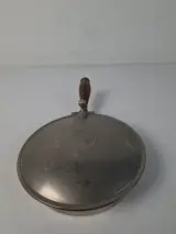 Antieke Verzilverde/Metalen Tafel-Kruimelvanger ("Silent Butler") met Gegraveerd Familiewapen – foto 3 – kavel bij De Kringwinkel, Waardamme