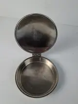 Antieke Verzilverde/Metalen Tafel-Kruimelvanger ("Silent Butler") met Gegraveerd Familiewapen – foto 4 – kavel bij De Kringwinkel, Waardamme