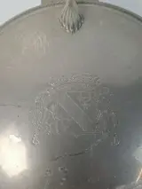 Antieke Verzilverde/Metalen Tafel-Kruimelvanger ("Silent Butler") met Gegraveerd Familiewapen – foto 5 – kavel bij De Kringwinkel, Waardamme