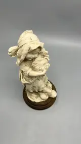 Sculptuur meisje met lammetje vintage albastcomposiet op houten sokkel – foto 2 – kavel bij De Kringwinkel, Waardamme