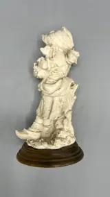 Sculptuur meisje met lammetje vintage albastcomposiet op houten sokkel – foto 3 – kavel bij De Kringwinkel, Waardamme