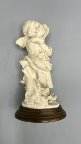 Sculptuur meisje met lammetje vintage albastcomposiet op houten sokkel – foto 4 – kavel bij De Kringwinkel, Waardamme